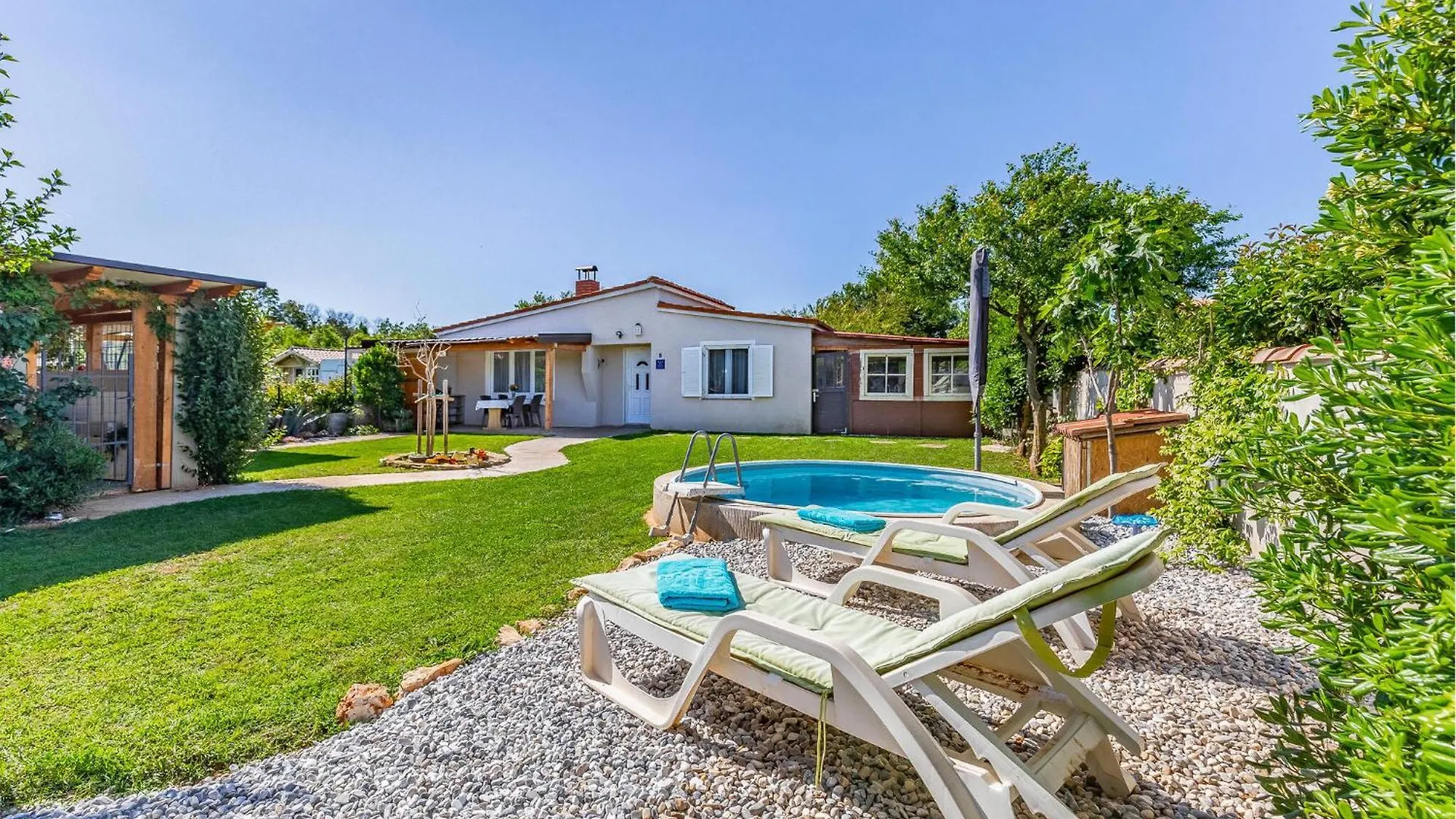 Beautiful Home In Skatari With Kitchen Pula