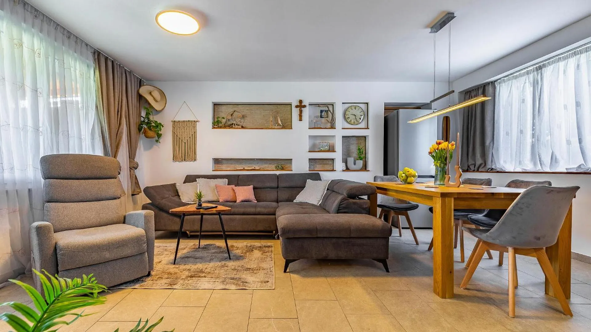 Beautiful Home In Skatari With Kitchen Pula