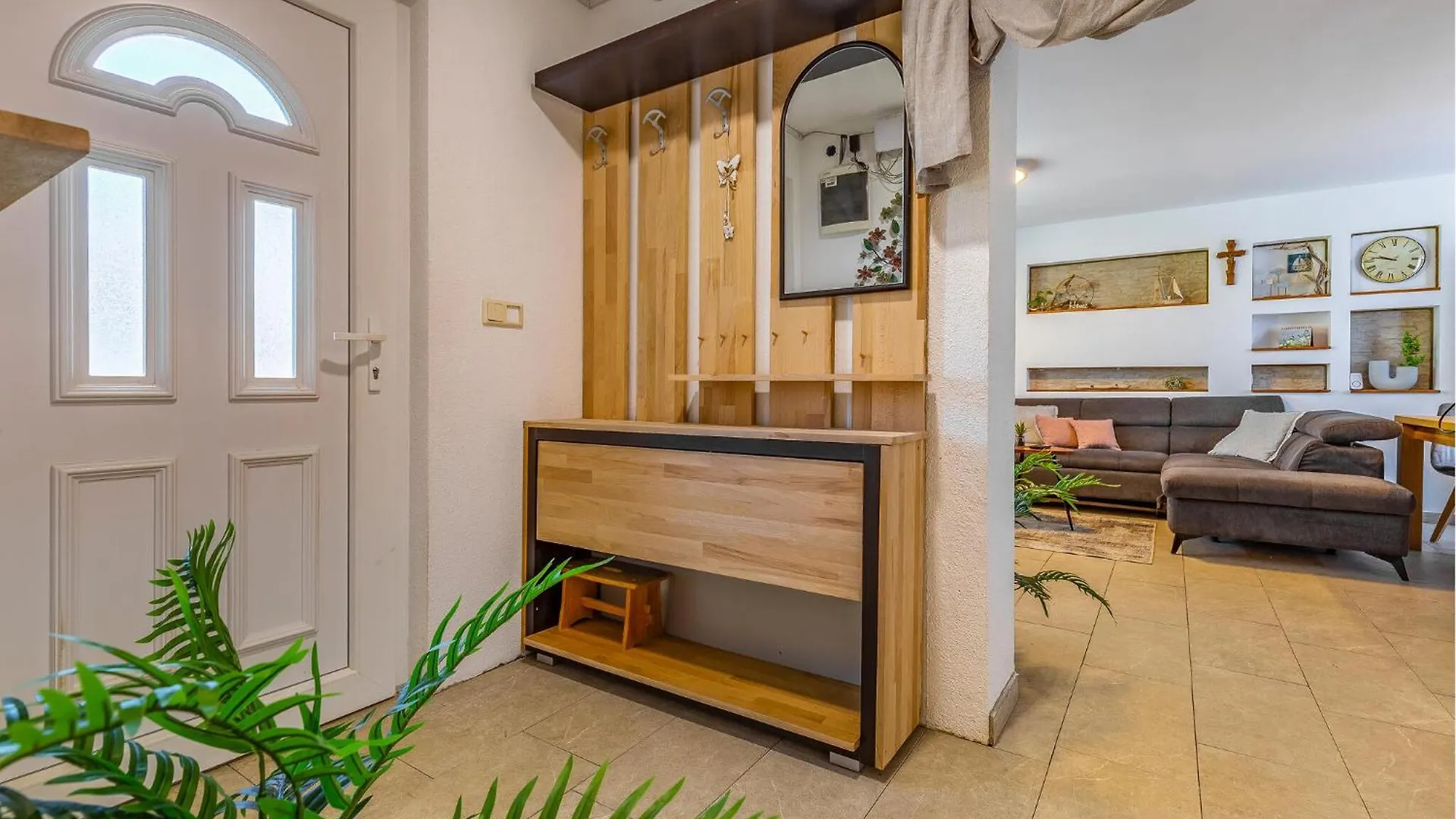Beautiful Home In Skatari With Kitchen Pula