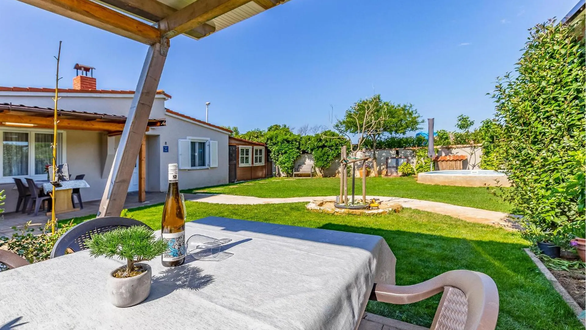 Beautiful Home In Skatari With Kitchen Pula